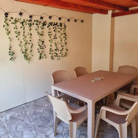 2 La Curte Cu Foisor