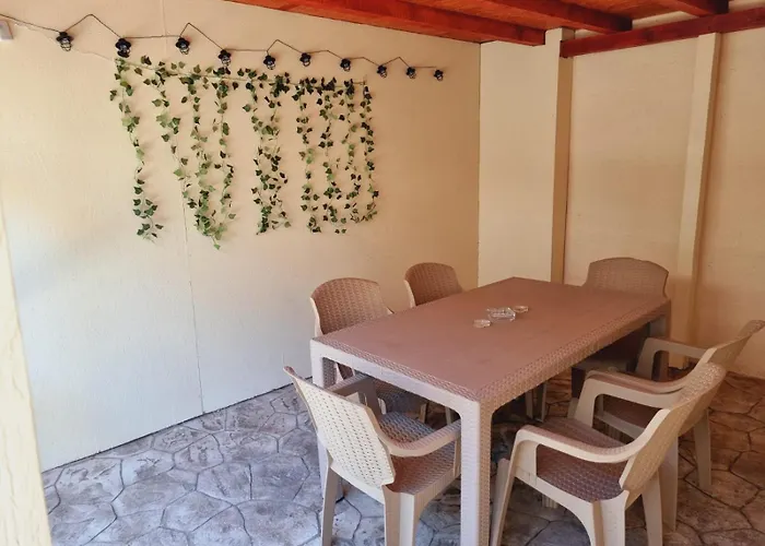 2 La Curte Cu Foisor